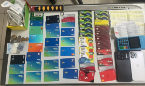 cartoes-bancarios-apreendidos-com-suspeito-de-fraude-em-Ipiau-foto-divulgacao-