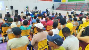 entrega-de-escrituras-de-propriedades-em-Feira-de-Santana-na-rua-pato-Branco-foto-Ed-Santos-Aocrda-Cidade-
