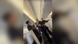 expulsao-familia-voo-air-france-paris-foto-reproducao-1-1