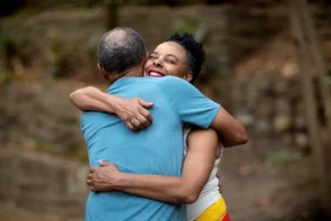 idosos-de-tiro-medio-abracando-lado-de-fora