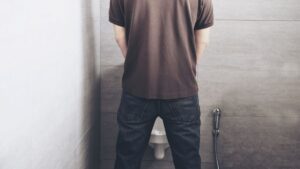 incontinencia-urinaria-infeccao-xixi-banheiro-masculino-homem-foto-freepik-
