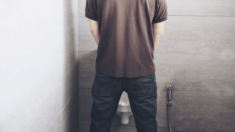 incontinencia-urinaria-infeccao-xixi-banheiro-masculino-homem-foto-freepik-