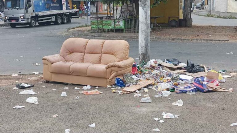 lixo-na-esquina-da-praca-do-bairro-Morada-das-Arvores