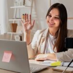 mulher-branca-entrevista-por-video-trabalho-online-home-office-foto-divulgacao-Freepik