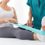 mulher-em-sessao-de-fisioterapia-1