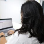 mulher-no-computador-foto-ilustrativa