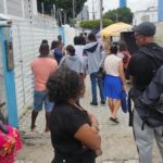pacientes-aguardam-na-fila-por-atendimento-em-laboratotio-da-Unacom-em-Feira-de-santana-foto-Paulo-jose-