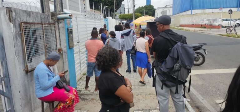 pacientes-aguardam-na-fila-por-atendimento-em-laboratotio-da-Unacom-em-Feira-de-santana-foto-Paulo-jose-