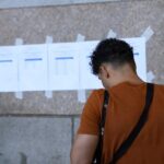 pessoa-conferindo-resultado