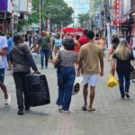pessoas-caminhado-lojas-consumidores-clientes-movimento-comercio-feira-de-santana-foto-paulo-jose-acorda-cidade-00