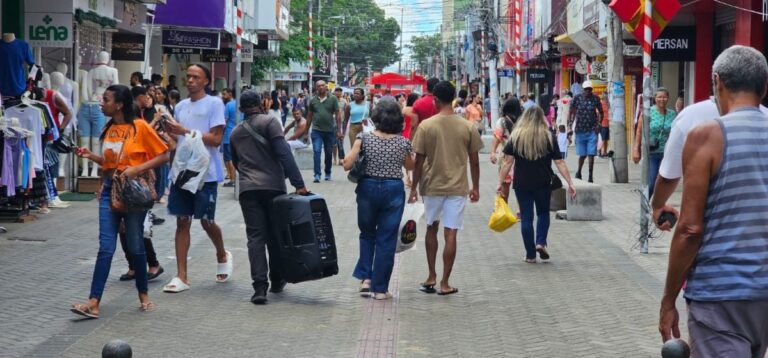 pessoas-caminhado-lojas-consumidores-clientes-movimento-comercio-feira-de-santana-foto-paulo-jose-acorda-cidade-00