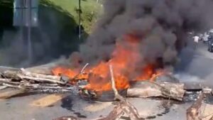 protesto-na-BR-101-foto-reproducao-riro-Ipiau-