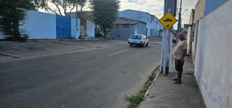 quebra-molas-placa-de-sinalizacao-na-rua-P-conjunto-Feira-X-em-Feira-de-Santana-foto-Paulo-Jose-Acorda-Cidade-00