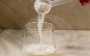 rDMbxQKf-creatina-po-branco-suplemento-alimentar-treinamento-foto-freepik2