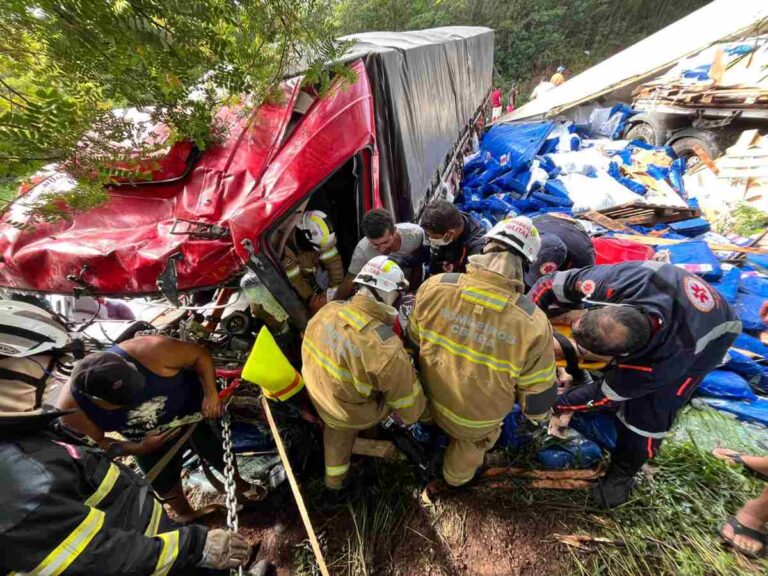 17o-BBM-retira-vitima-presa-nas-ferragens-apos-colisao-entre-dois-caminhoes-na-BR-242-em-Cristopolis-Foto-Reproducao-4