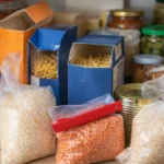 5-sinais-discretos-de-que-sua-despensa-esta-mal-organizada-e-favorecendo-compras-duplicadas-sem-voce-perceber-1280x720-1