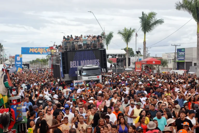 7brIObrI-Micareta-de-Feira-2025-Bell-Marques-ft-Beatriz-Rosado-acorda-cidade