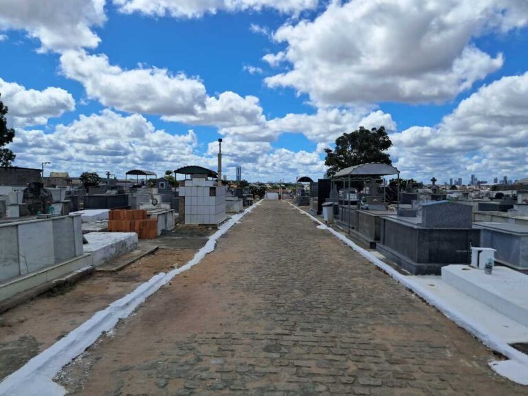 Descarte-de-entulhos-e-queima-de-lixo-prejudica-cemiterio-Sao-Jorge-2