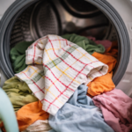 E-por-isso-que-lavar-pano-de-prato-junto-com-roupas-cria-um-problema-oculto-na-rotina-domestica
