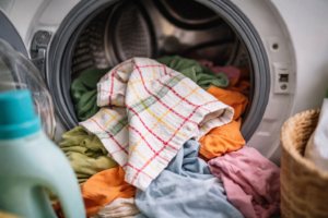 E-por-isso-que-lavar-pano-de-prato-junto-com-roupas-cria-um-problema-oculto-na-rotina-domestica
