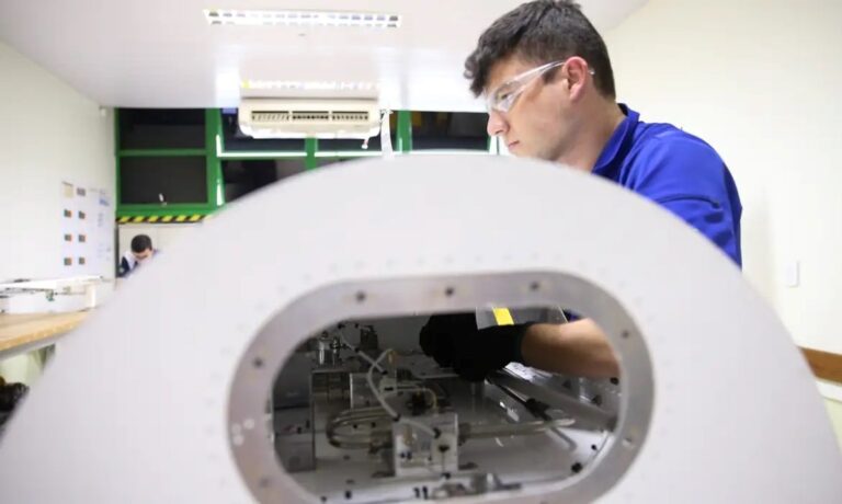 Homem-trabalhando-com-tecnologia-Marcelo-Camargo-Agencia-Brasil