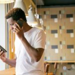 Homem-usando-tablet-e-celular-Foto-Reproducao-Freepik-Pch-Vector