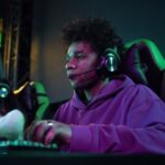 Jovem-jogando-no-computador-gamer-games-Foto-Freepik