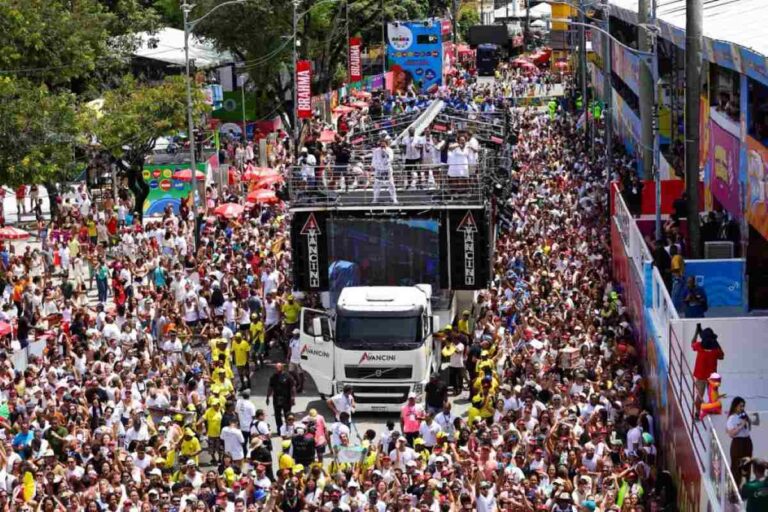 Momento-do-publico-enchendo-a-Aveninda-no-Campo-Grande-Foto-Reproducao-Ednei-Cunha-Bahia-Noticias-2-1