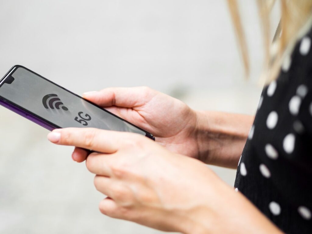 Mulher-com-celular-5G-Foto-Reproducao-Freepik