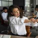 Mulher-trabalhando-e-se-alongando-Foto-Freepik