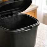 Nunca-lave-a-lixeira-dessa-forma-se-quiser-evitar-que-o-odor-se-espalhe-pela-cozinha-inteira-1280x720-1