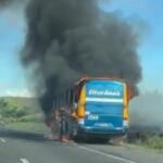Onibus-pega-fogo-na-BR-324-no-sentido-Feira-de-Santana-Foto-Leitor-BN