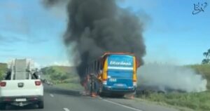 Onibus-pega-fogo-na-BR-324-no-sentido-Feira-de-Santana-Foto-Leitor-BN