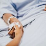 Pessoa-segurando-mao-de-alguem-que-esta-doente-Foto-Reproducao-rawpixelcom_