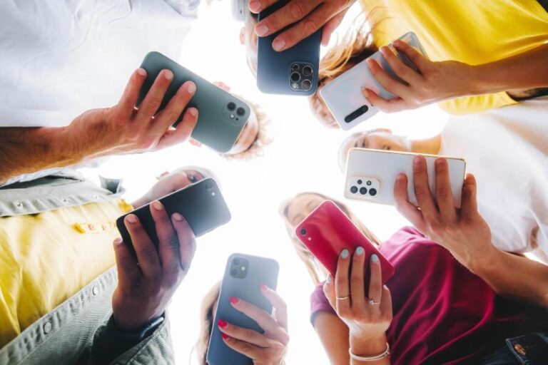 Pessoas-usando-celular-Foto-Divulgacao