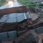 Ponte-desaba-apos-fortes-chuvas-e-interdita-trecho-da-BA-046-na-zona-rural-de-Iacu-Foto-Reproducao-Iacu-Noticias