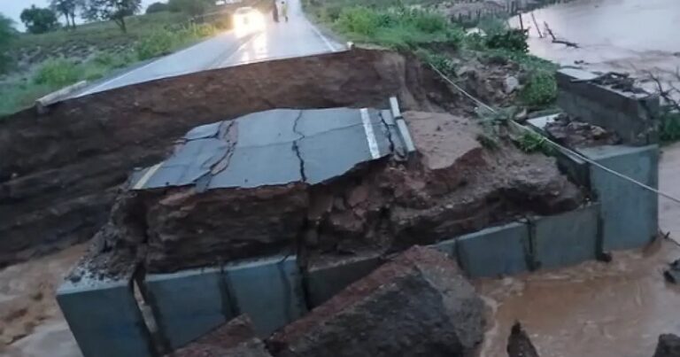Ponte-desaba-apos-fortes-chuvas-e-interdita-trecho-da-BA-046-na-zona-rural-de-Iacu-Foto-Reproducao-Iacu-Noticias