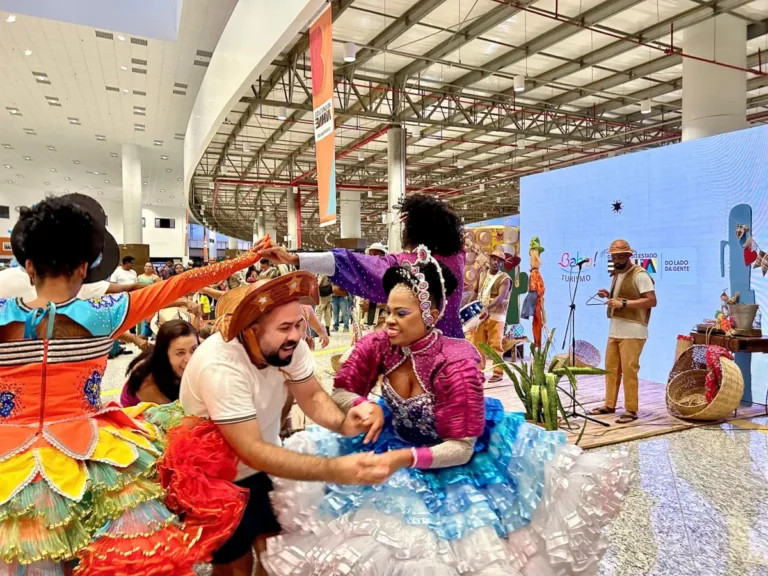Turistas-se-despedem-do-Carnaval-da-Bahia-ja-em-clima-de-Sao-Joao-Foto-Lais-Rocha-Ascom-SeturBA