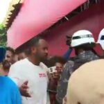 Vanderson-Nascimento-e-empurrado-por-PM-durante-Arrastao-de-Carnaval-Foto-Reproducao-TV-Globo-1