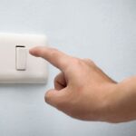 apagando-a-luz-foto-freepik