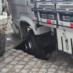 caminhoes-caem-em-buracos-em-rua-do-Cis-Foto-Paulo-Jose-Acorda-Cidade-00