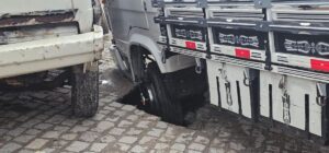 caminhoes-caem-em-buracos-em-rua-do-Cis-Foto-Paulo-Jose-Acorda-Cidade-00