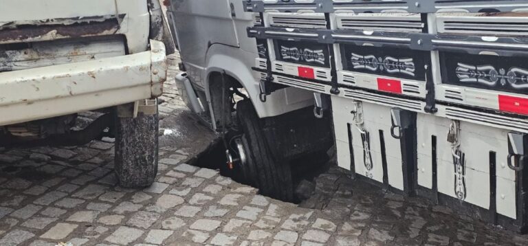 caminhoes-caem-em-buracos-em-rua-do-Cis-Foto-Paulo-Jose-Acorda-Cidade-00