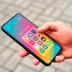 close-up-hand-holding-smartphone-redes-sociais-celular-foto-freepik