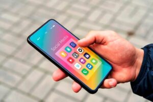 close-up-hand-holding-smartphone-redes-sociais-celular-foto-freepik