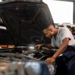 dmdEreTk-carro-sendo-cuidado-na-oficina_mecanico-revisao-freepik