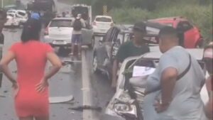 engavetamento-carros-BR-324-acidente-foto-divulgacao-
