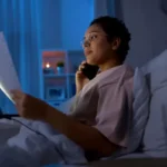 mulher-com-papeis-a-ligar-para-o-telefone-na-cama-a-noite_380164-270176