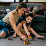 pais-criancas-brincadeira-Creditos-Giselleflissak-iStock