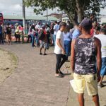 pessoas-na-fila-do-SAC-movel-em-Feira-de-Santana-foto-paulo-Jose-do-Aocrda-Cidade-01